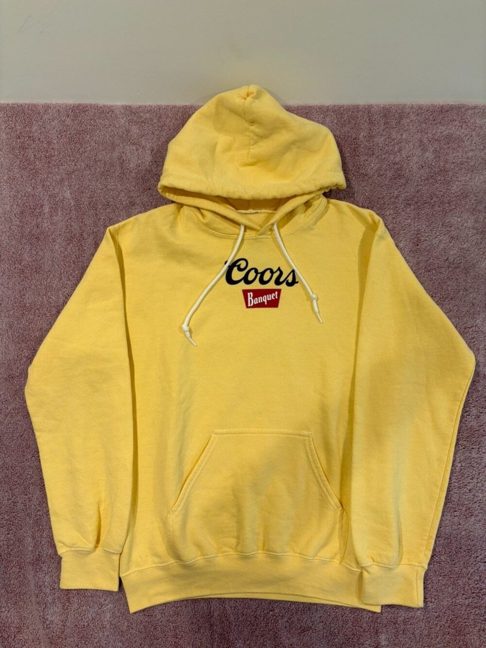 Coors Banquet Yellow Graphic Pullover Hoodie Mad Engine Men’s Medium